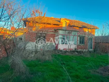 Къща с гараж с допълнителни постройки 