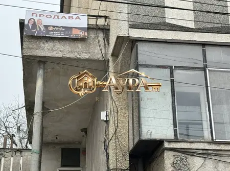 Два самостоятелни етажа с двор и гараж в кв. Македонски