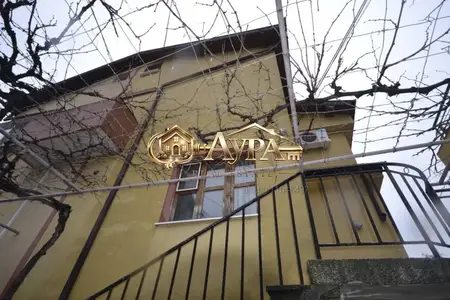 Двуетажна къща с гараж в кв. Тракийски