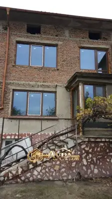 Триетажна къща със самостоятелен двор и вход в кв. Черноконево, гр. Димитровград